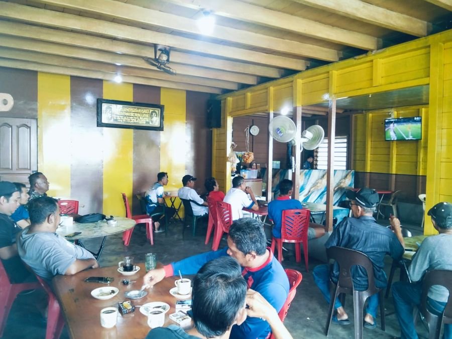 Babinsa Buru Perkuat Kebersamaan Lewat Nobar Piala Dunia