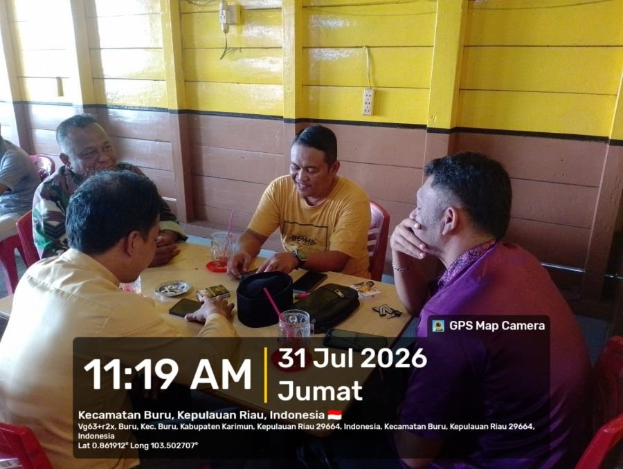 Babinsa Buru Perkuat Pengawasan Siswa Lewat Komsos dengan Guru