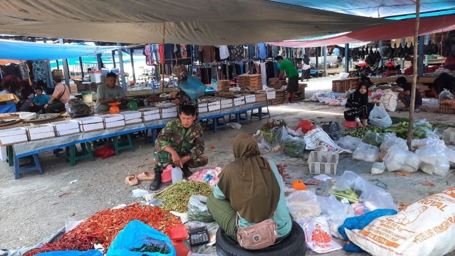 Babinsa Cek Harga Cabai, Pastikan Perkembangan Pasar Tetap Terkendali
