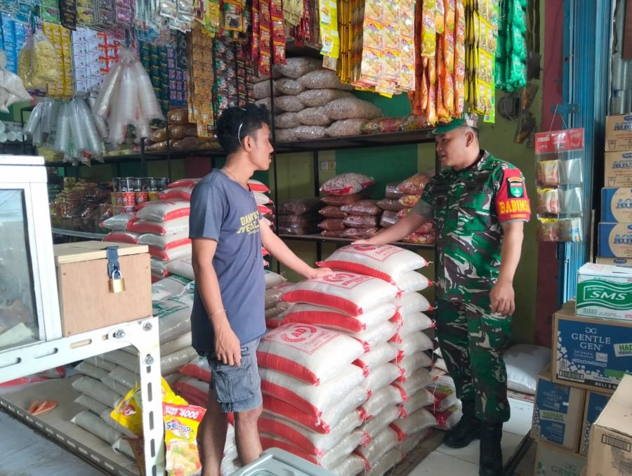 Babinsa Cek Harga Sembako, Pantau Stabilitas Pasar di Pelalawan