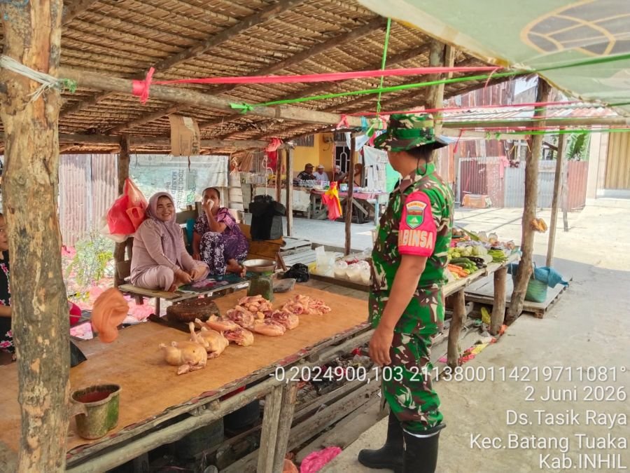 Babinsa Cek Pasar Tasik Raya, Harga Bahan Pokok Masih Stabil