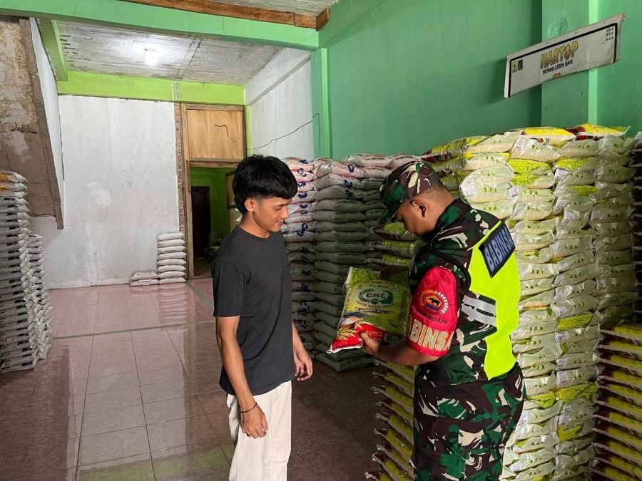 Babinsa Kepenuhan Cek Stok Beras dan Sembako, Pasokan Warga Dipantau