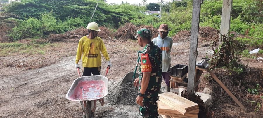 Babinsa Cemaga Utara Dorong Pekerja Batako Utamakan Keselamatan dan Kualitas