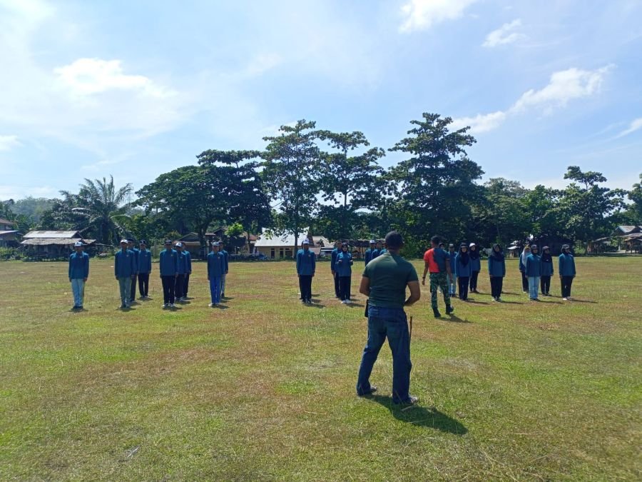 Babinsa Cerenti Latih Calon Paskibra Persiapan Upacara HUT Kemerdekaan RI