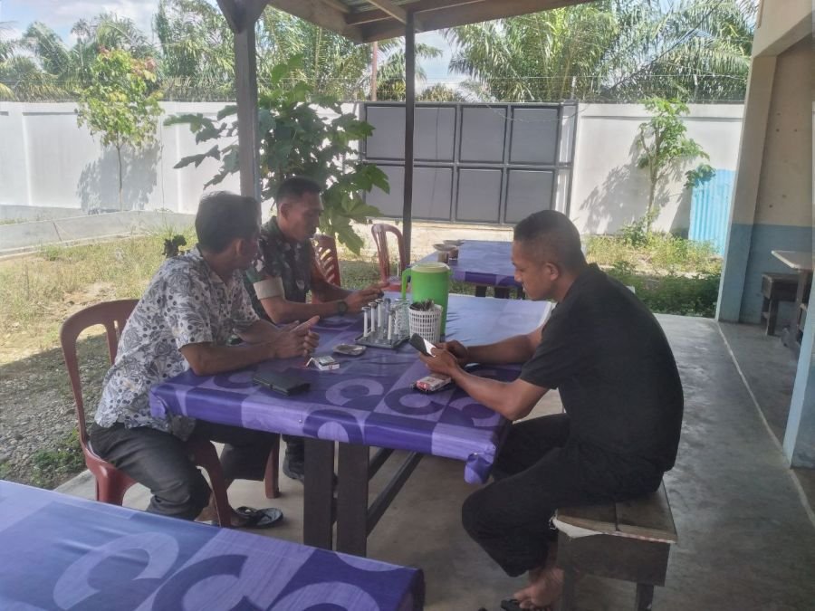 Babinsa Ciptakan Keamanan Melalui Komsos Dengan Tomas dii Desa Binaan
