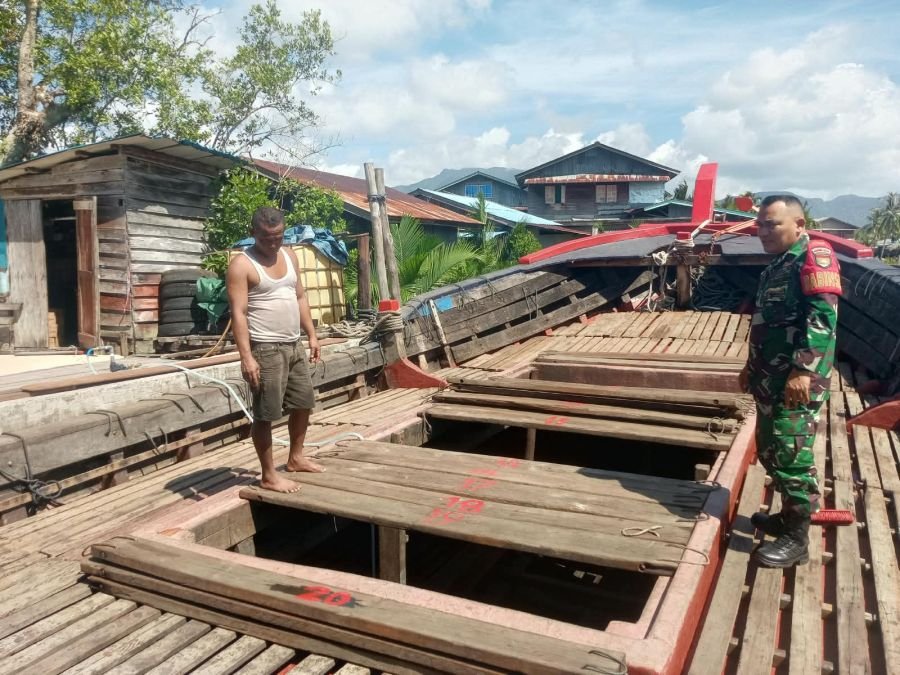 BABINSA DAIK DAMPINGI SYAHBANDAR PERIKSA DOKUMEN KAPAL PENGANGKUT SEMBAKO