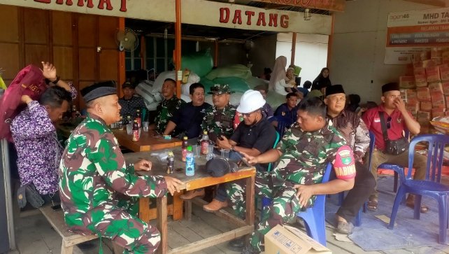 Babinsa Dampingi Anggota Koramil 06/Kateman Serahkan Bantuan untuk Korban Kebakaran di Pulau Burung