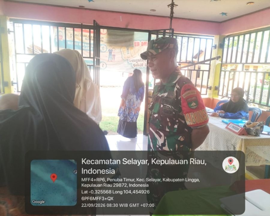 Babinsa Dampingi Nakes Periksa Lansia dan Balita di Penuba Timur