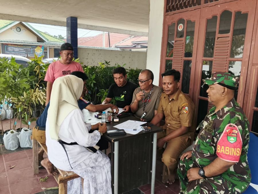 Babinsa Dampingi Pembagian Bibit Tanaman, LPM Sialangmunggu Dorong Penghijauan Lingkungan