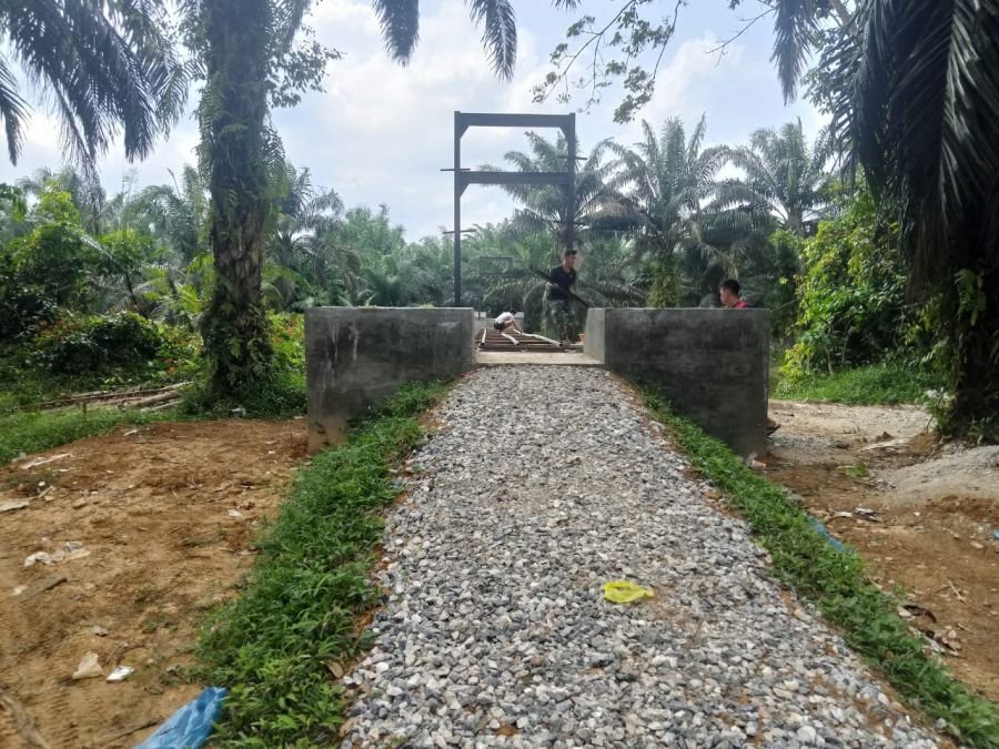 Babinsa Dampingi Pembangunan Jembatan Gantung Garuda Tahap III di Desa Sukaraja