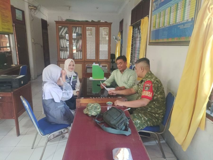 Babinsa Dampingi Penerimaan Mahasiswa KKN FISIP Unri di Kelurahan Kedung Sari