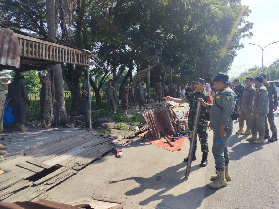 Babinsa Dampingi Penertiban Bangunan Liar, Trotoar Jalan Sudirman Ditata