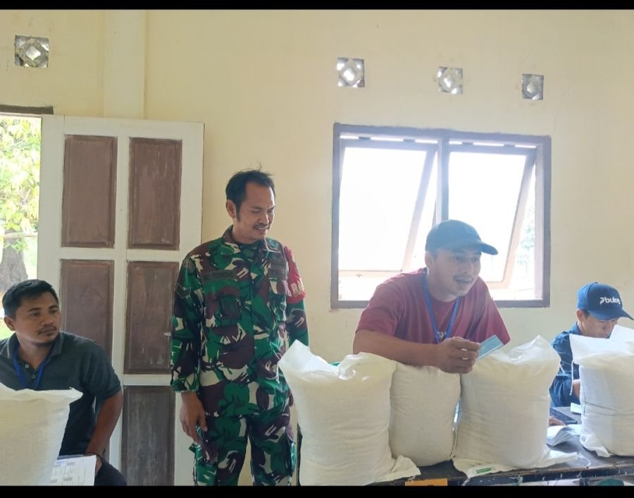 Babinsa Dampingi Penyaluran 3.750 Kg Bantuan Beras di Kelanga