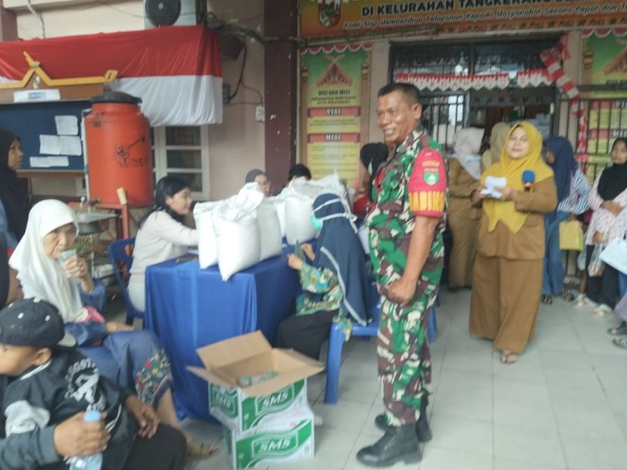 Babinsa Dampingi Penyaluran Bantuan Beras, 667 Warga Tangkerang Selatan Terima Bantuan Pangan