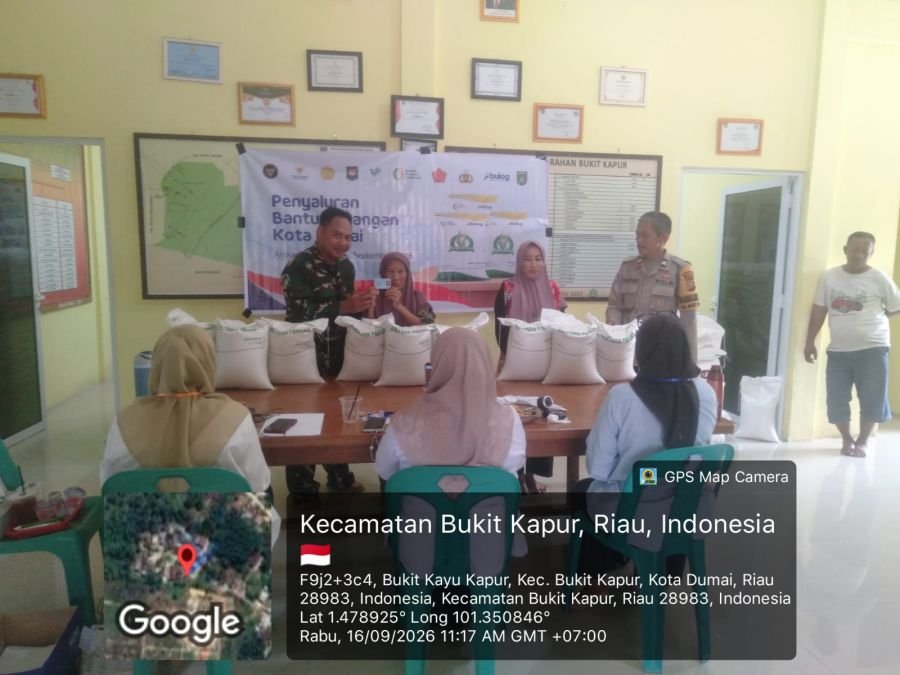 Babinsa Dampingi Penyaluran Beras, 553 Keluarga di Kelurahan Bukit Kapur Terima Bantuan