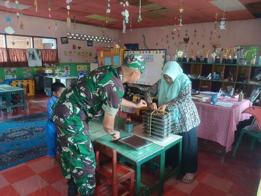Babinsa Dampingi Penyaluran Makanan Bergizi untuk Murid TK Harapan Bangsa