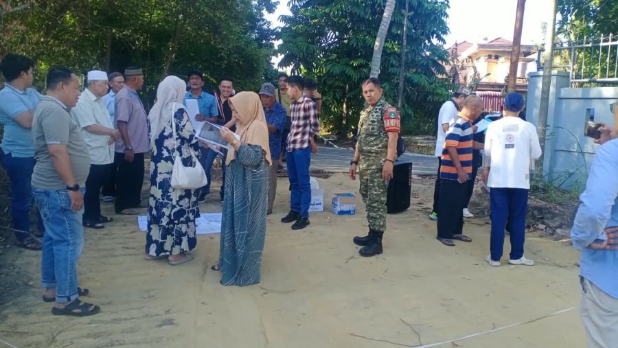 Babinsa Dampingi Penyelesaian Sengketa Batas Lahan di Jalan Cemara Gajah