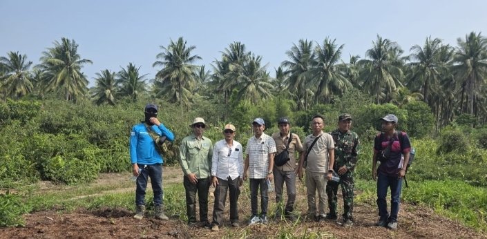 Babinsa Dampingi Survei Lapangan Tindak Lanjut Kerja Sama Perkebunan Kelapa di Lahan Eks PT RSUP