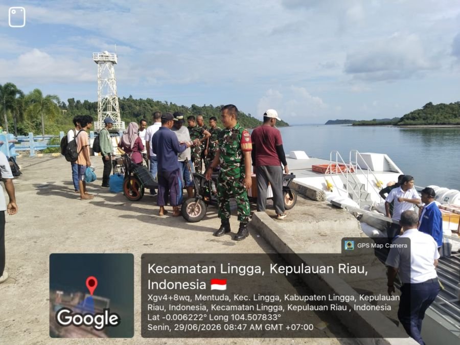 Babinsa Dampingi Syahbandar Pantau Aktivitas Penumpang Kapal di Pelabuhan Sei Tenam, Imbau Warga Uta
