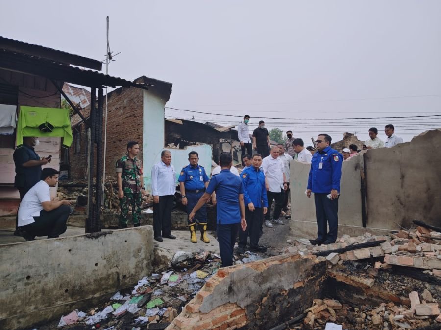 Babinsa Dampingi Wakil Wali Kota Pekanbaru Salurkan Bantuan untuk Korban Kebakaran