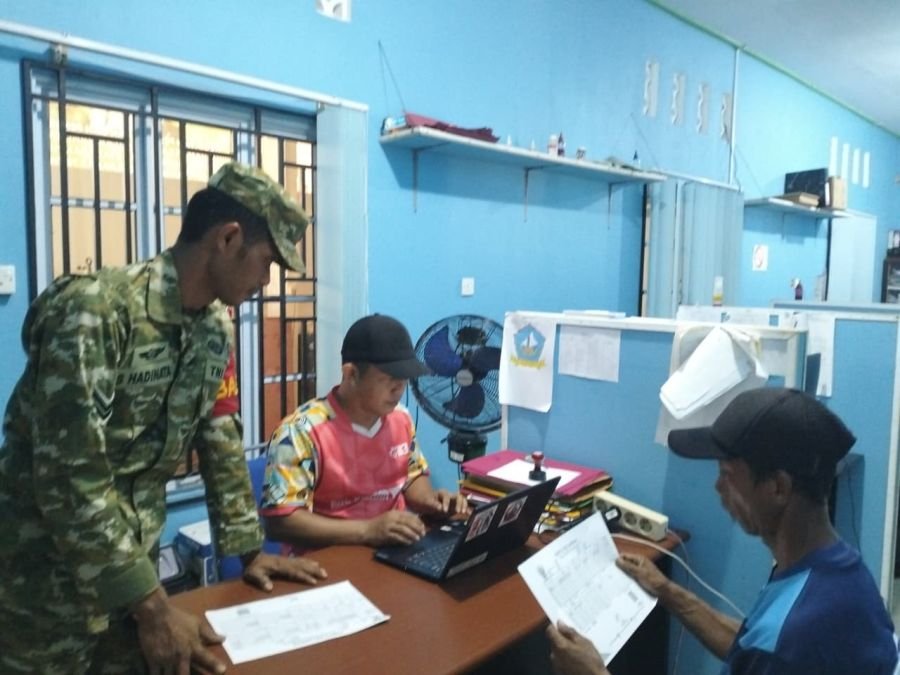 Babinsa Dampingi Warga Batu Lepuk dalam Pengurusan Akta Kelahiran