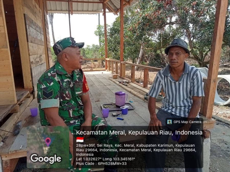 Babinsa Dampingi Warga Kembangkan Peternakan Kambing di Pangke