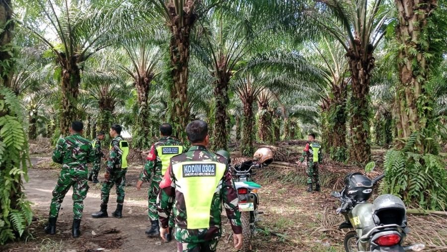 Babinsa dan Anggota Turun Langsung Awasi Titik Rawan Kebakaran Lahan