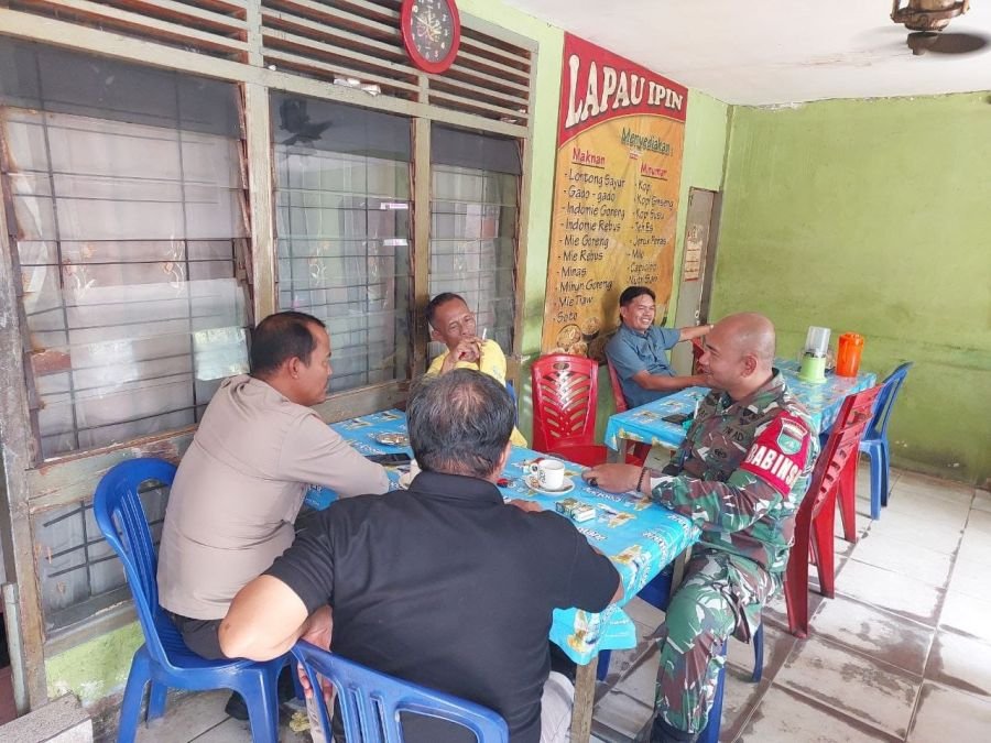 Babinsa dan Bhabinkamtibmas Ajak RT/RW Aktifkan Ronda Malam dan Gotong Royong