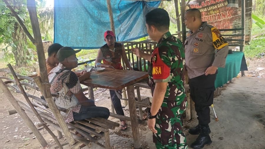Babinsa dan Bhabinkamtibmas Bergerak Cegah Karhutla di Simpang Beringin