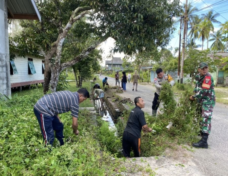 Babinsa dan Bhabinkamtibmas Bersama Warga Gotong Royong Bersihkan Parit dan Selokan di Batu Hitam