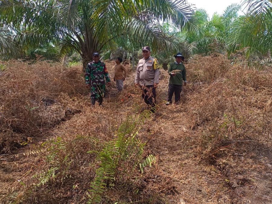 Babinsa dan Bhabinkamtibmas Bersama Warga Patroli, Cegah Karhutla di Sungai Linau