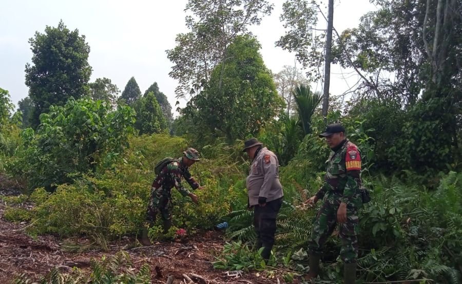 Babinsa dan Bhabinkamtibmas Bersinergi Patroli Karhutla, Cegah Api di Selatpanjang