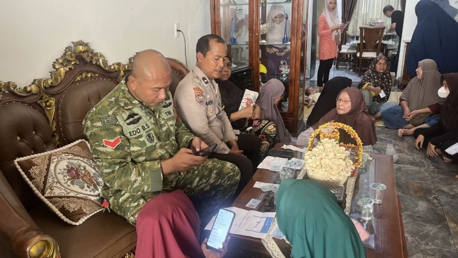 Babinsa dan Bhabinkamtibmas Dampingi Pendataan Warga Calon Penerima Bantuan Sosial