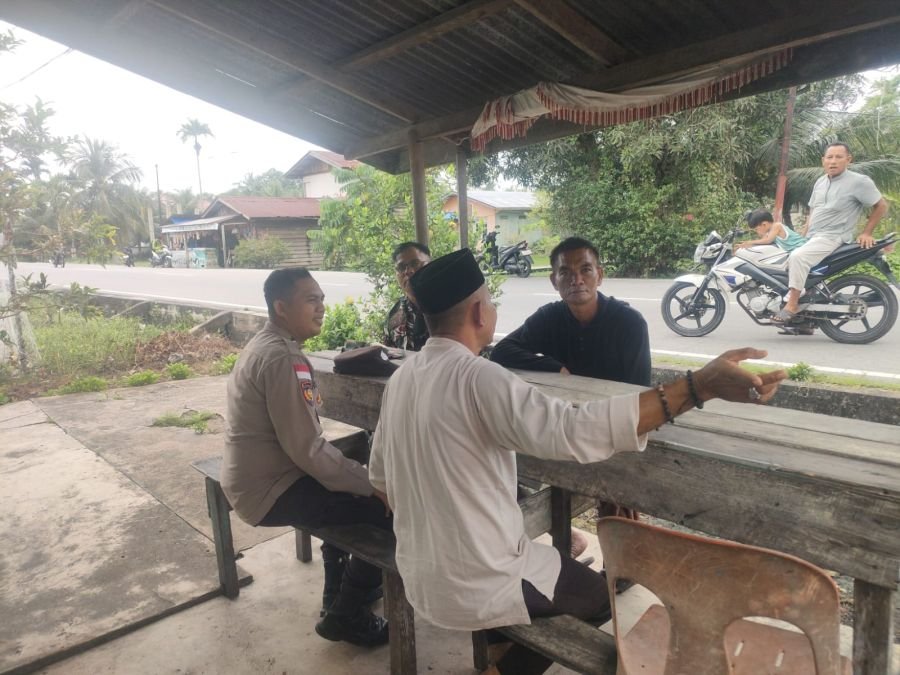 Babinsa dan Bhabinkamtibmas Desa Banglas Kompak Sosialisasikan Pentingnya Taat Hukum