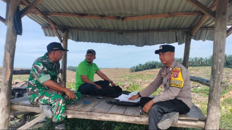Babinsa dan Bhabinkamtibmas Gencarkan Sosialisasi Karhutla di Desa Makmur