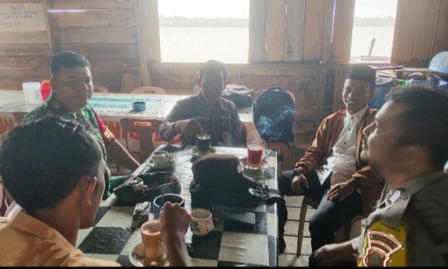 BABINSA DAN BHABINKAMTIBMAS KOMSOS BERSAMA WARGA DI PELABUHAN DESA NGAL