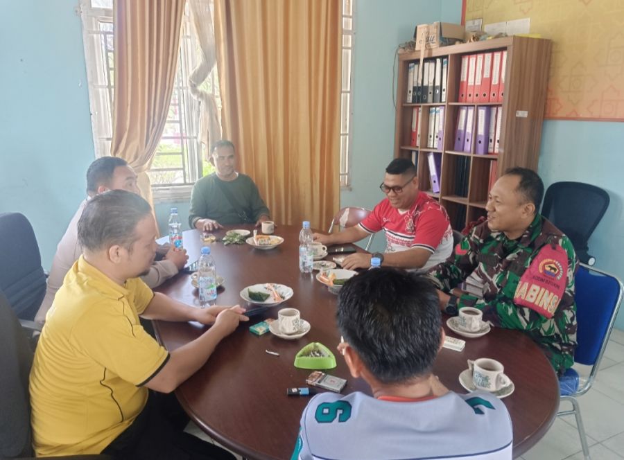 Babinsa dan Bhabinkamtibmas Komsos Bersama Pemerintah Desa Kiab Jaya, Perkuat Sinergitas dan Kondusi