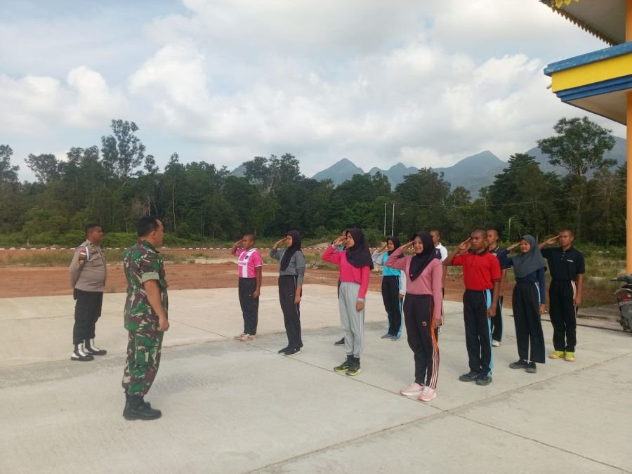 Babinsa dan Bhabinkamtibmas Latih Calon Paskibra HUT ke-81 RI di Kecamatan Lingga
