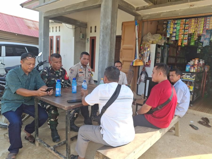Babinsa dan Bhabinkamtibmas Pererat Sinergi dengan Warga Melalui Komsos di Tuah Negeri