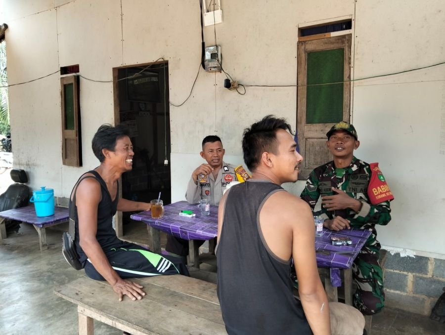 Babinsa dan Bhabinkamtibmas Perkuat Nilai Pancasila Lewat Komsos di Sungai Selari