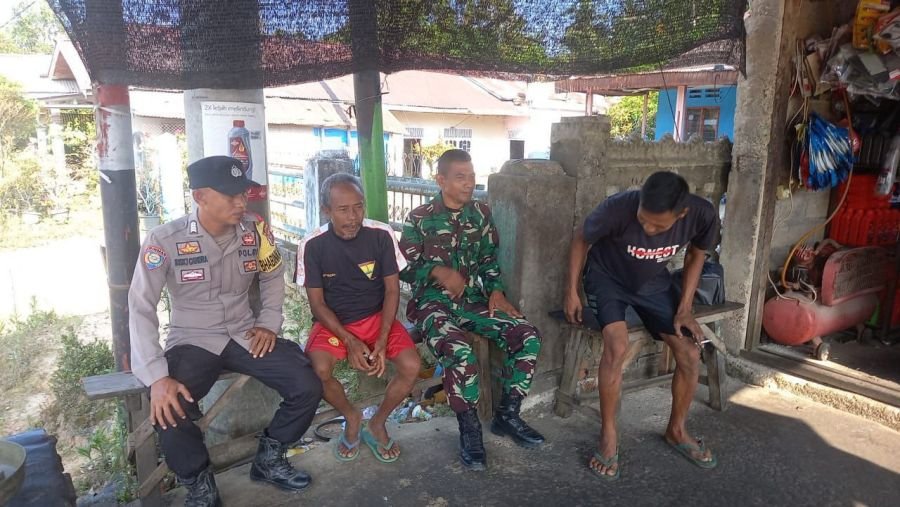 Babinsa dan Bhabinkamtibmas Perkuat Komsos di Bengkel Motor Desa Kampung Baru