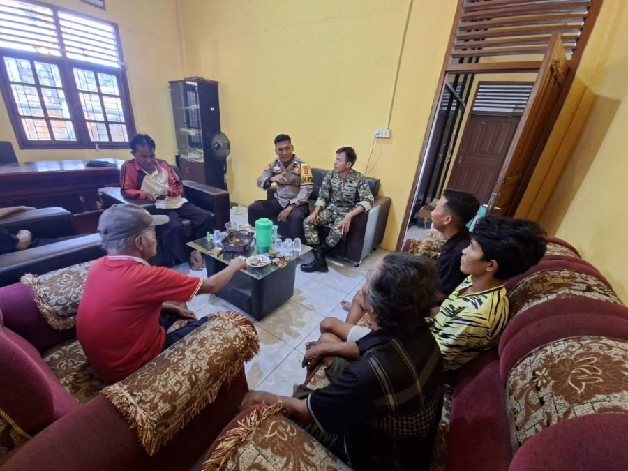 Babinsa dan Bhabinkamtibmas Perkuat Sinergi dengan Tokoh Masyarakat Melalui Komsos di Wilayah Binaan