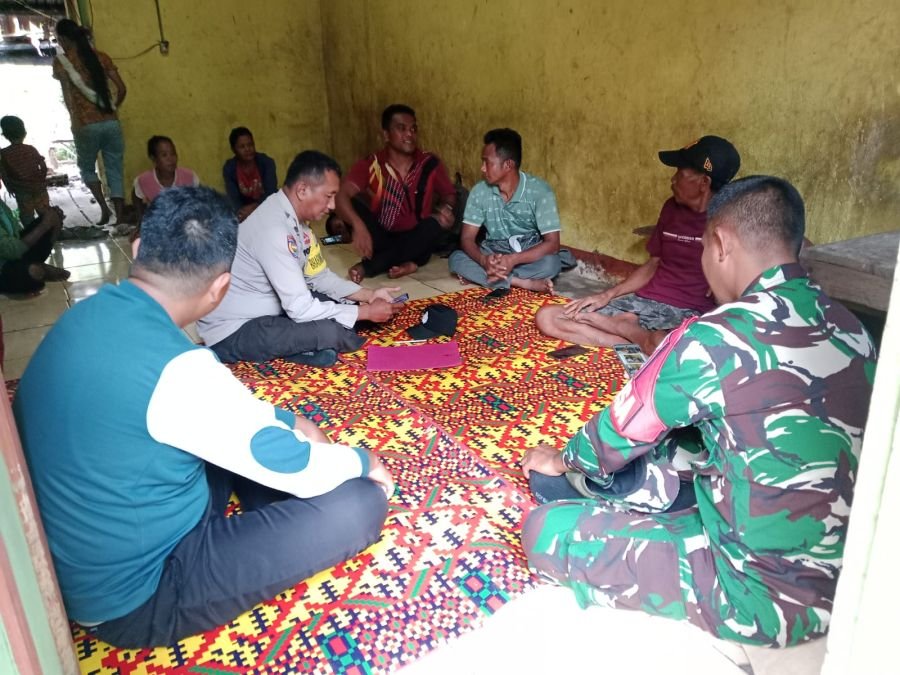 Babinsa dan Bhabinkamtibmas Perkuat Sinergi Lewat Komsos Bersama Warga Teluk Belitung