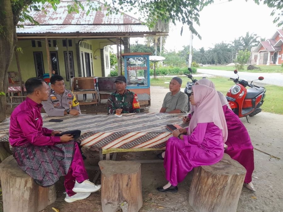 Babinsa dan Bhabinkamtibmas Perkuat Sinergi dengan Guru SMAN 1 Pangkalan Kuras