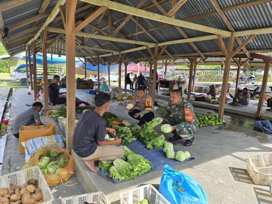 Babinsa dan Bhabinkamtibmas Sidak Harga Pangan di Pasar Pangkalan Lesung