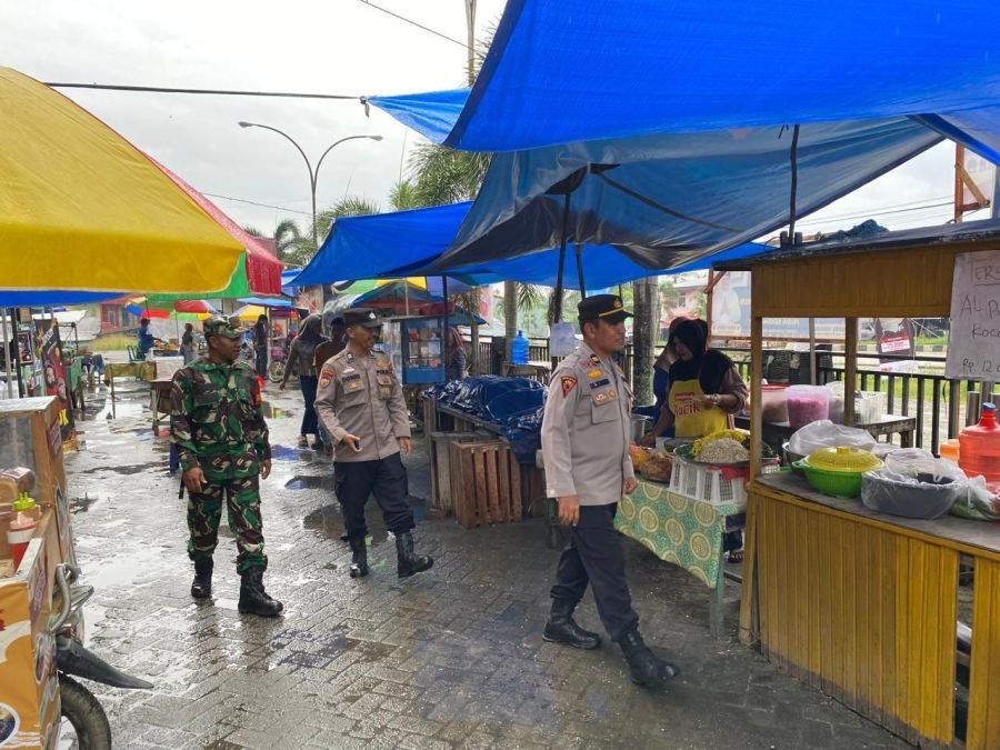 Babinsa dan Bhabinkamtibmas Sisir Pasar, Keamanan Sorek Terjaga