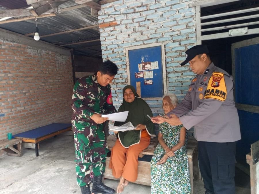 Babinsa dan Bhabinkamtibmas Suka Damai Sosialisasi Pendaftaran Bansos Online