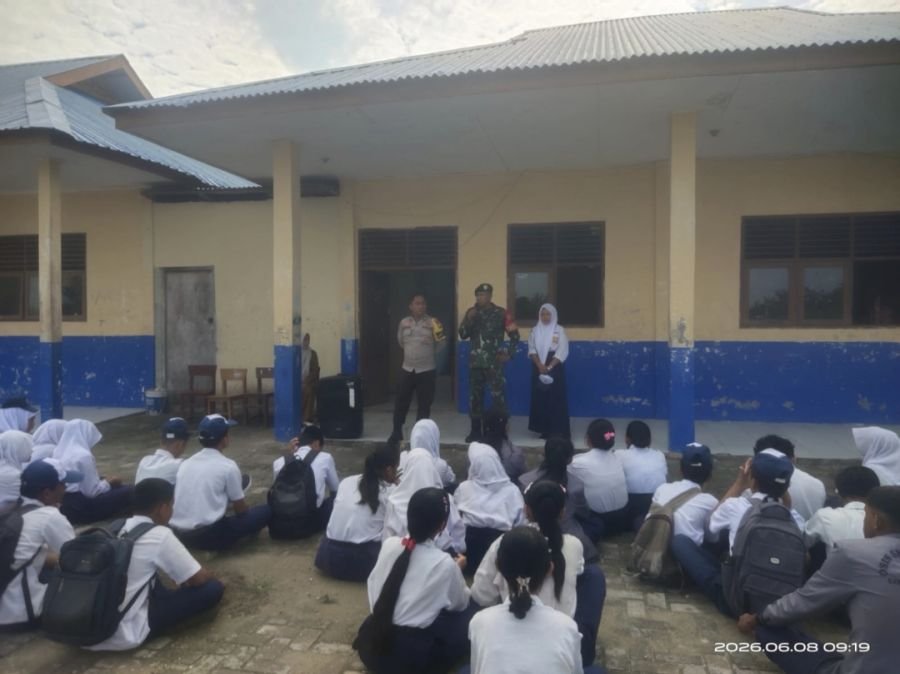 Babinsa dan Bhabinkamtibmas Tanamkan Nasionalisme di SMPN 4 Seikijang