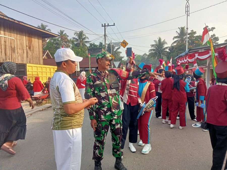 Babinsa dan Camat Pendalian Ikuti Karnaval Jalan Santai Semarak HUT RI ke-81