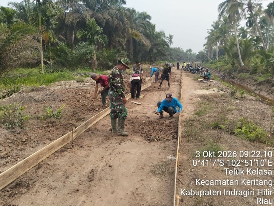 Jelang TMMD, Babinsa dan Warga Kuala Lemang Gotong Royong Benahi Jalan